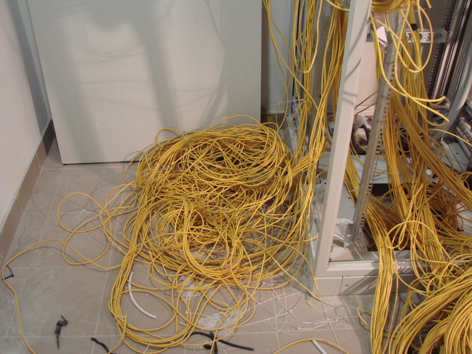 Montaż instalacji elektrycznej w budynku biurowym — realizacja inwestycji